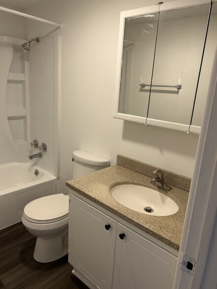 Building Photo - 218 Aster Ln