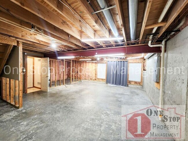 Building Photo - 3 Bedroom, 2 Full Bathrooms and oversized ...