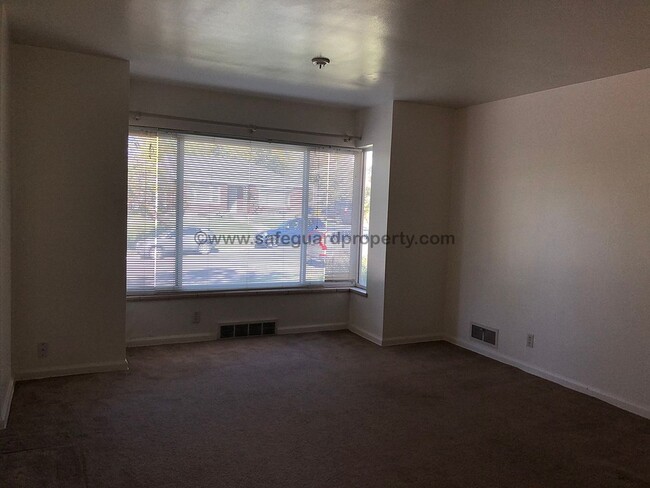 Building Photo - Great 3 Bedroom Duplex