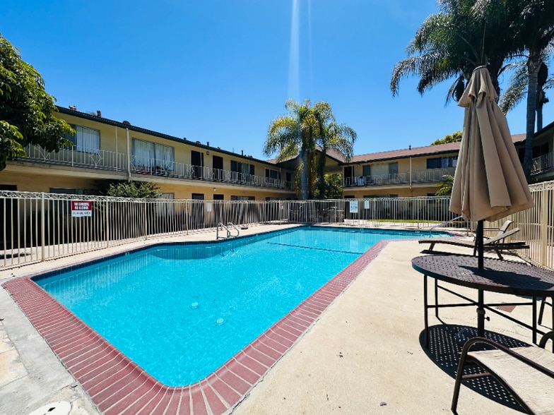 Building Photo - 1675 W Pampas Ln