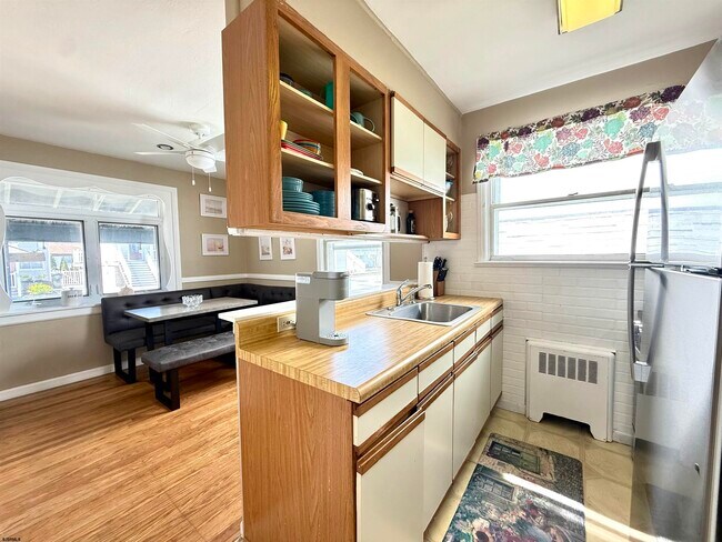 Building Photo - 207 N Thurlow Ave