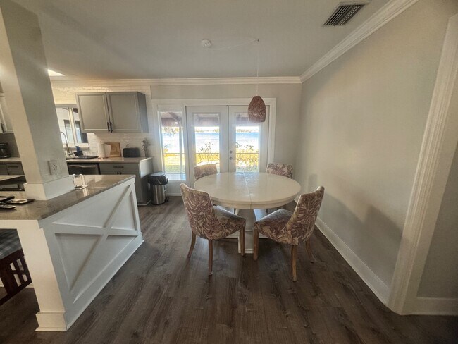 Building Photo - 734 Memorial Dr