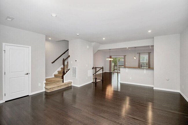 Building Photo - Stunning 3 Story 3BD/2+2HalfBA Townhome in...