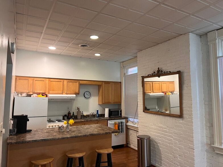 Kitchen and dinning room - 627 S Negley Ave