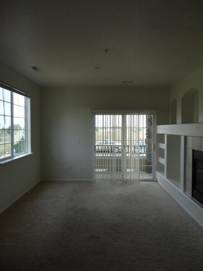 Building Photo - Beautiful 2BR/2BA Condo in Parkfield Lake! AVAIL 08/14