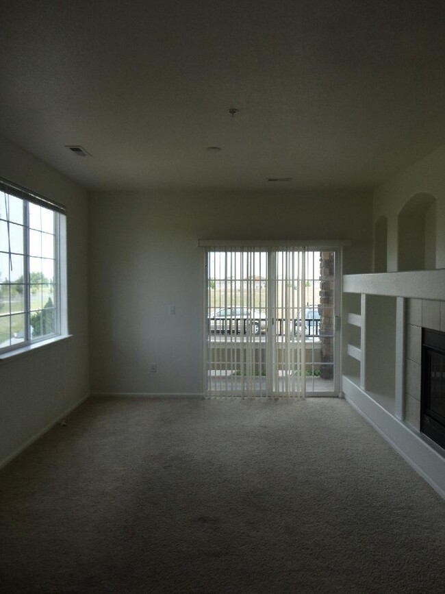 Building Photo - Beautiful 2BR/2BA Condo in Parkfield Lake!...
