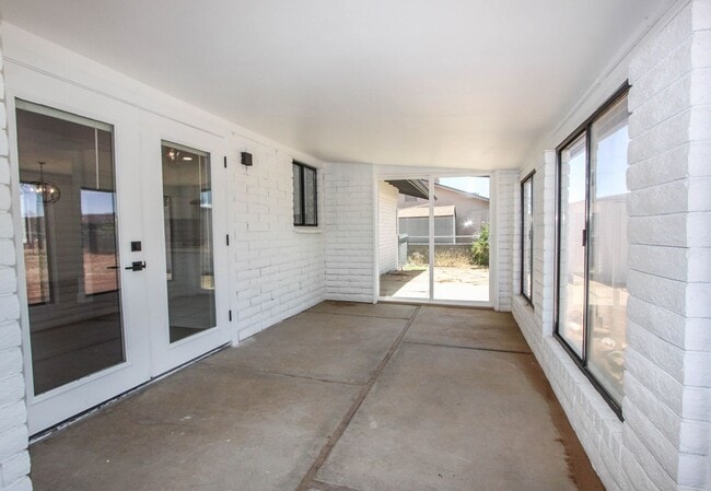 Building Photo - 3 bedroom 2 bathroom with AZ room