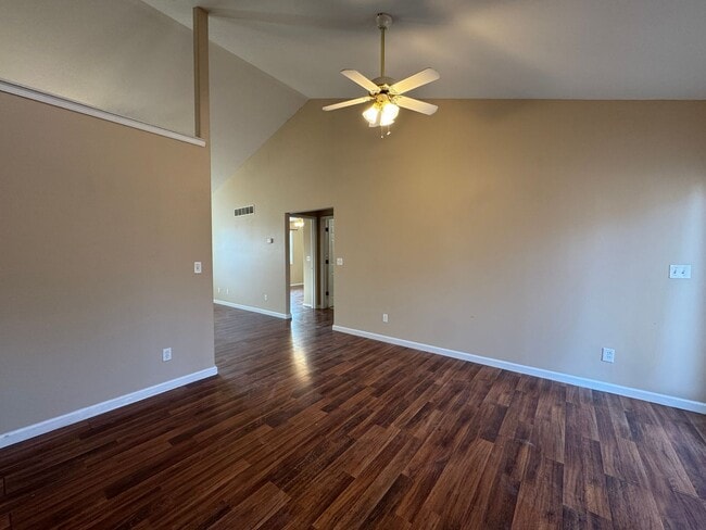 Building Photo - Freshly Painted Beautiful 3 Bedroom, 2 Bat...