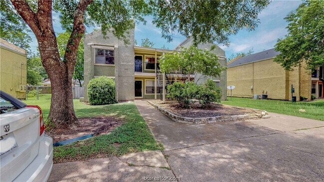 Building Photo - 303 Manuel Dr