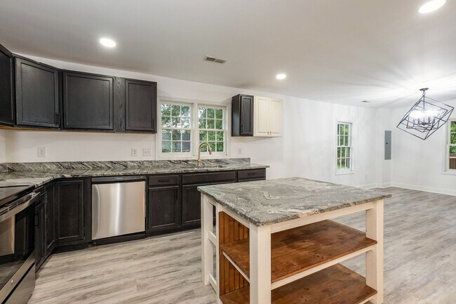 Building Photo - Three Bedroom Home