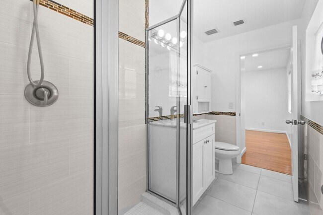 Building Photo - 244 Greymon Dr