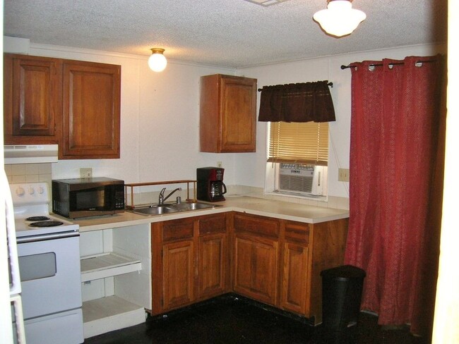 Building Photo - 205 E Elm St