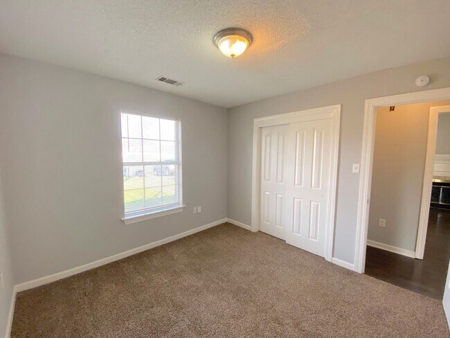 Building Photo - 2794 Laura Cir E