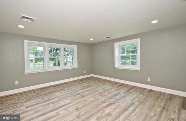 Building Photo - 205 Maple Ave