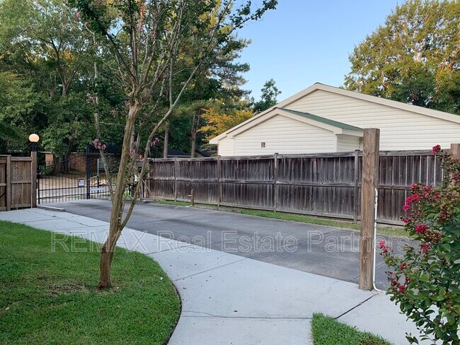 Building Photo - 121 Lexington Dr