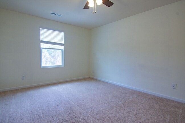 Building Photo - 4 Bedroom 3 Bathroom Home- Pets Okay!