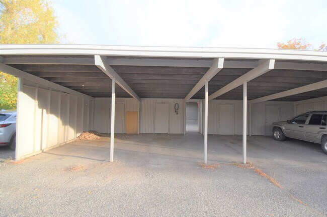 Building Photo - Great top floor 2 bed 1 bath condo, amazin...