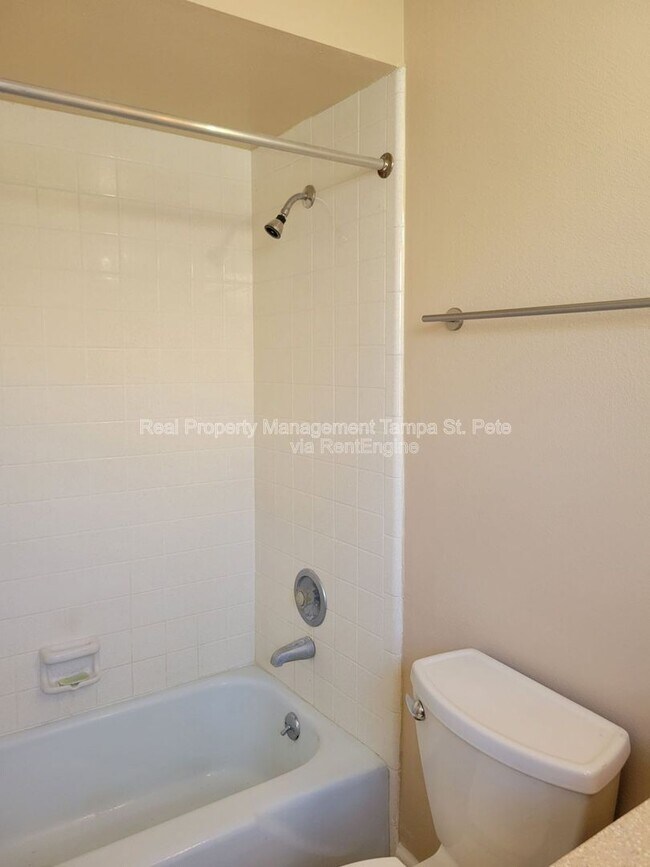 Building Photo - 1985 Cove Dr