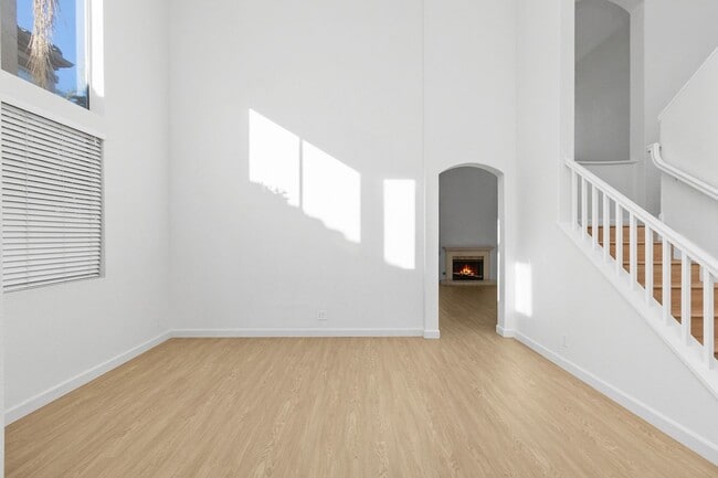 Building Photo - Spacious Vista Home