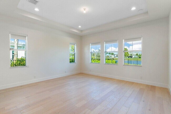Building Photo - 9237 Crestview Cir