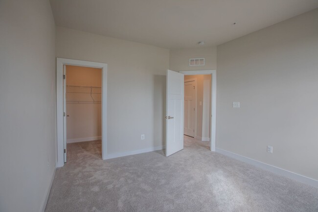 Building Photo - Stunning 3 BR/2.5 BA Townhome in Laurel!