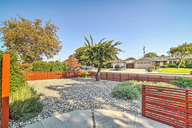 Building Photo - 2475 Armstrong Pl