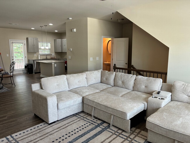 Building Photo - 4202 Chatham Ridge Dr