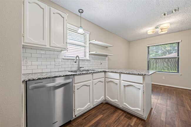 Building Photo - 5346 King Richard Dr