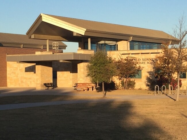Building Photo - 9909 Carter Dr
