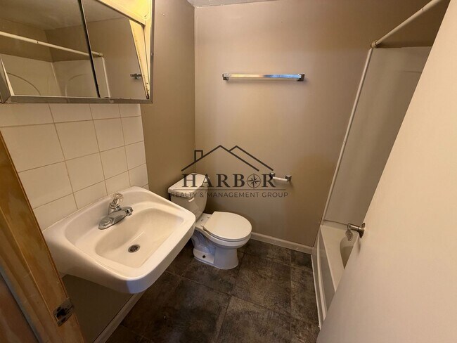 Building Photo - Spacious 3 bed 2 bath