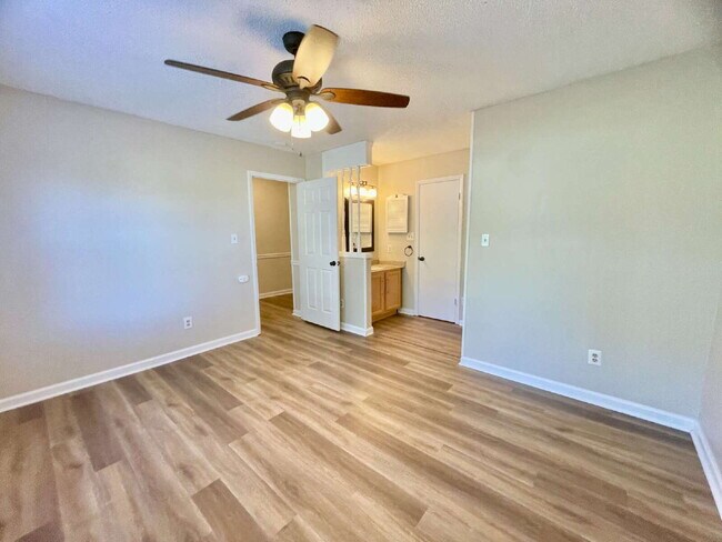 Building Photo - 3 Bed, 2 Bath Nest In Fayetteville