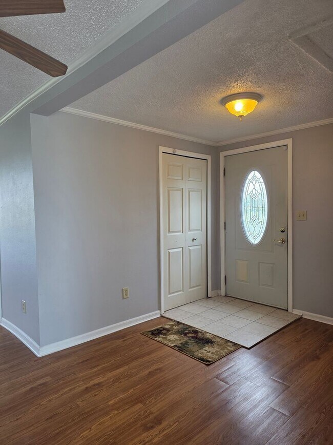 Building Photo - Beautiful, Quiet Country Home