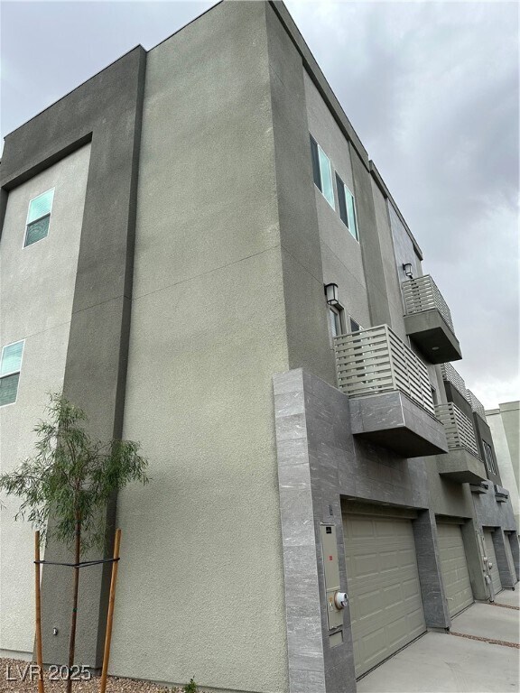Building Photo - 1180 Blossom Pt St