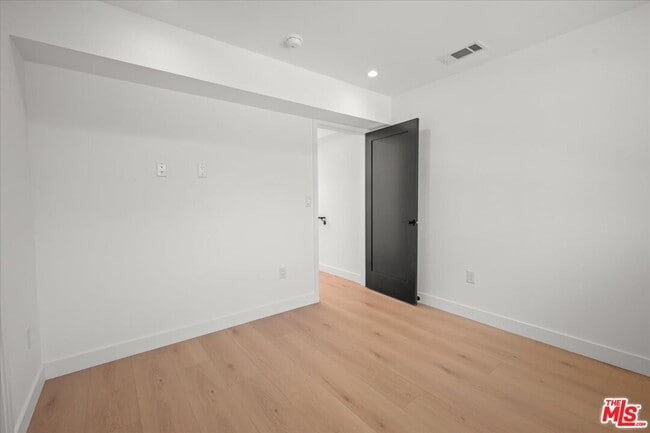 Building Photo - 847 N June St
