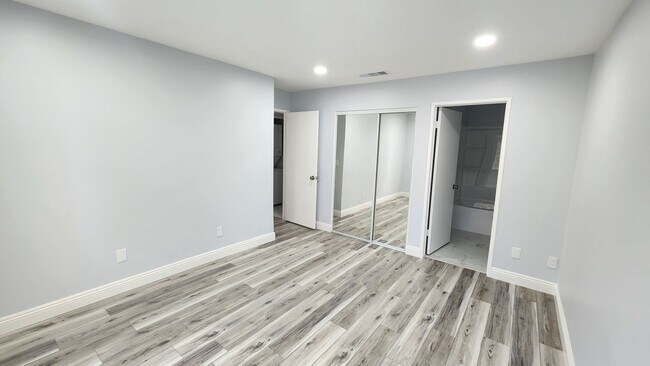 Building Photo - 2047 Lakeridge Cir