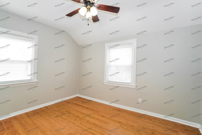 Building Photo - 985 S Yearling Rd