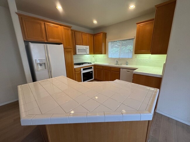 Building Photo - 2329S Eastbury Way, Santa Maria, CA 93455