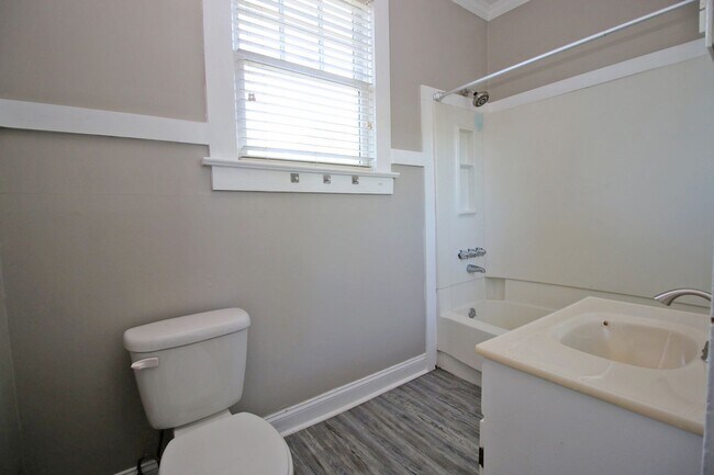 Building Photo - Pre-leasing for 2026-2027 Charming 3 Bed /...