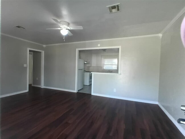 Building Photo - 1024 S Holly Dr