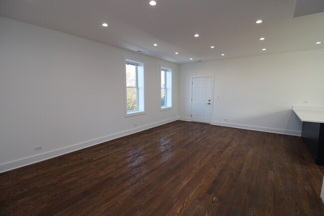 Building Photo - 1440 N Milwaukee Ave
