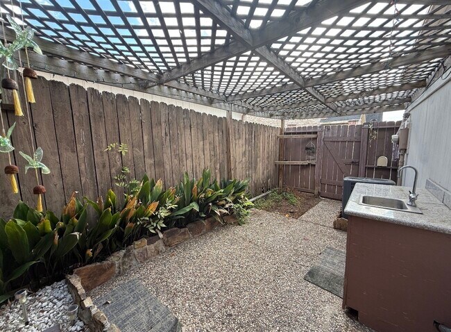 Building Photo - 2920 Cambridge Ln