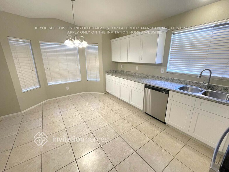 Building Photo - 706 S Golden Key St