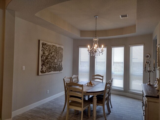 Building Photo - Beautiful 4 bedroom with a pool!!!