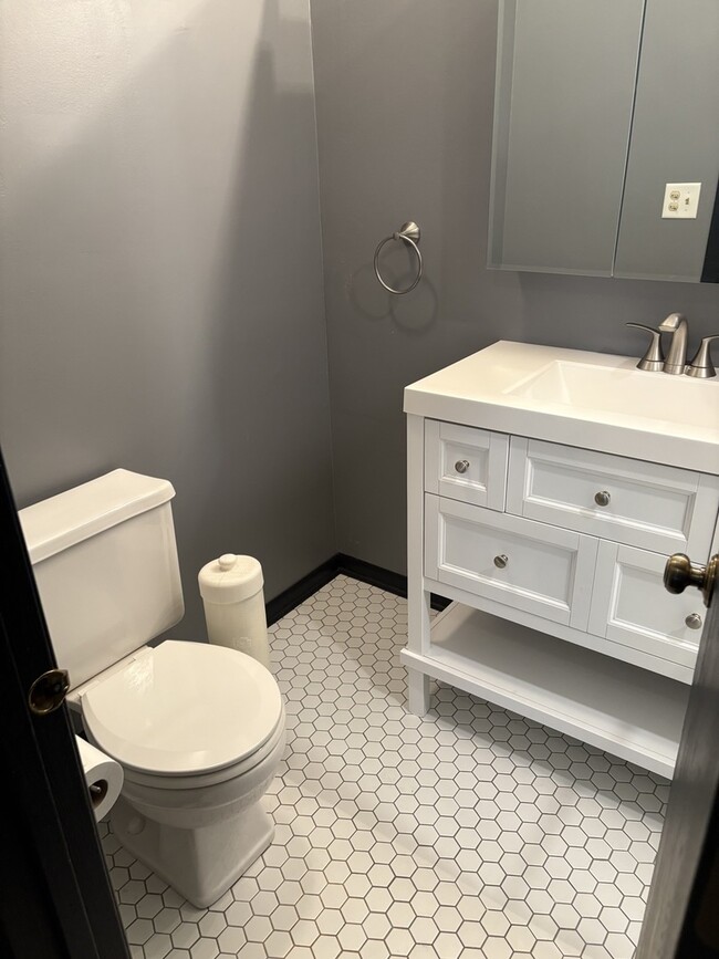 Building Photo - 109 Paramount Dr