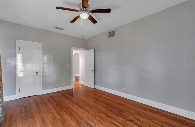 Building Photo - 316 18th Ave NE