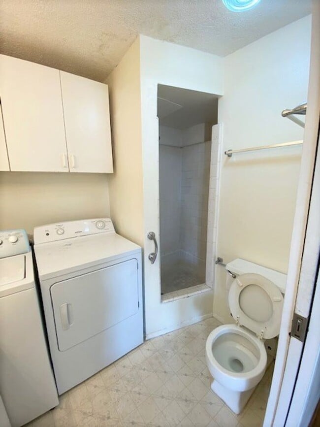 Building Photo - One bedroom with parking in Waikiki