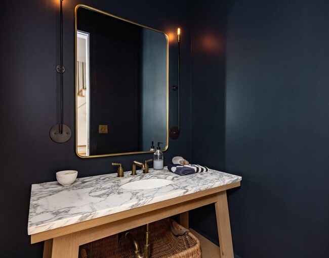 Building Photo - 13 Hilltop Ln