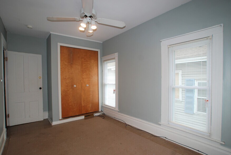 Building Photo - 146 Meadville St