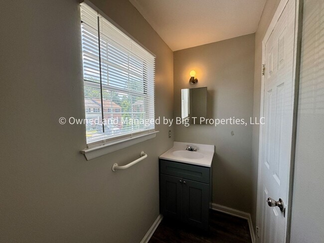 Building Photo - Large 3 Bed 2.5 Bath Completely Townhome i...