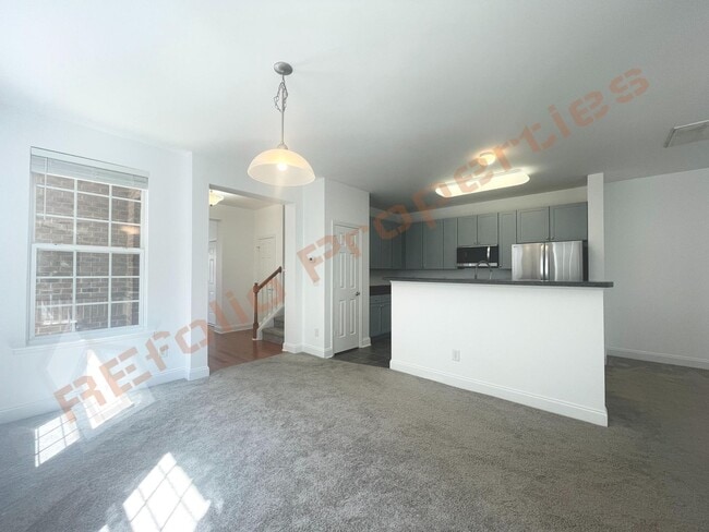 Building Photo - Beautiful 2 Story 3 Bedroom 2.5 Bath Townh...